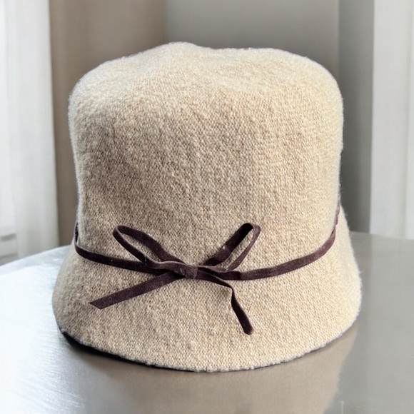 Vintage LIZ CLAIBORNE Wool Blend Tan Fuzzy Retro Bucket Hat with Felt Brown Bow - Picture 1 of 16